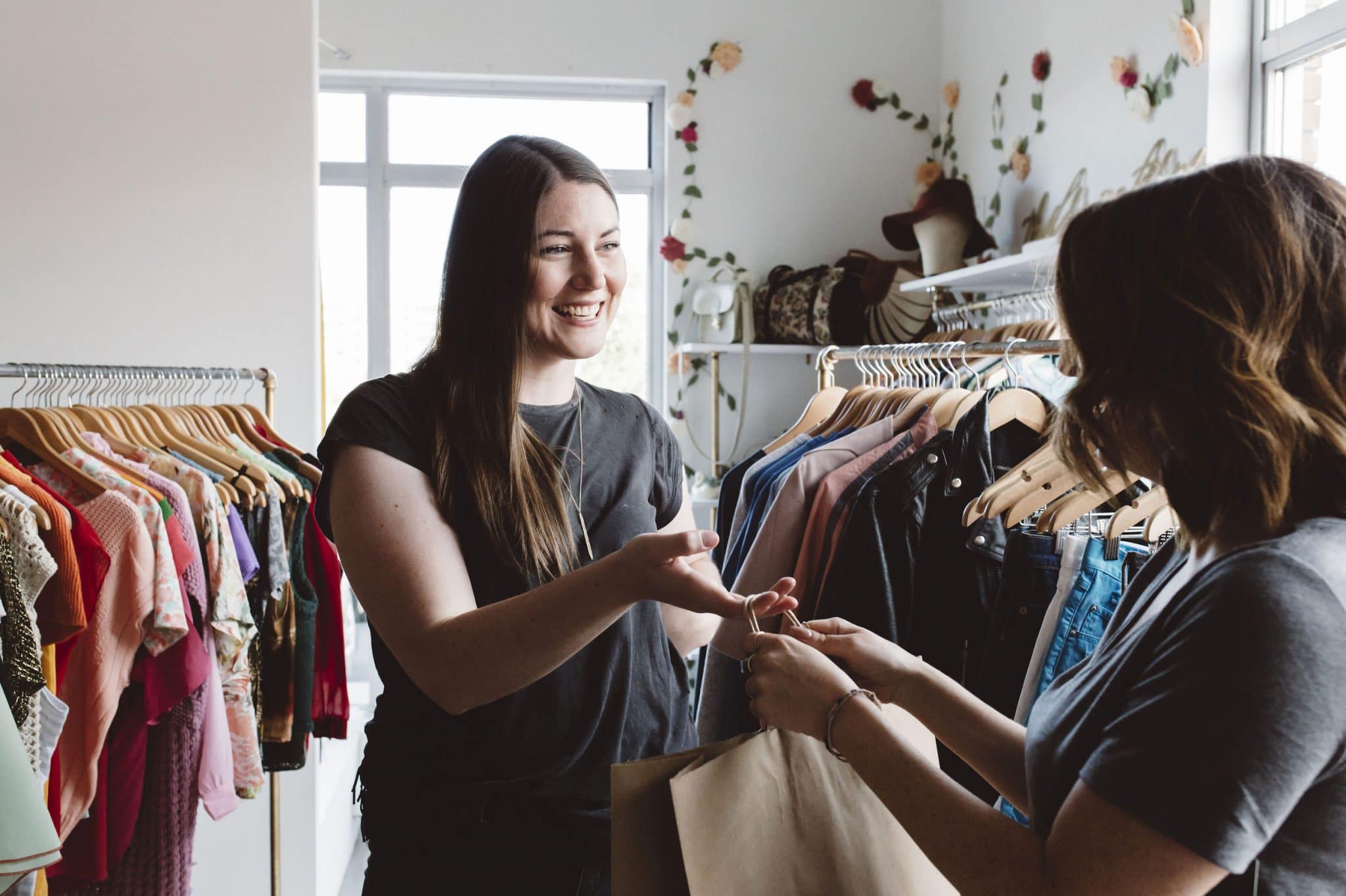 She shops. Девушка в шоуруме. Шоурум девушка. Шоу рум девушка. Девушка для шоурума.